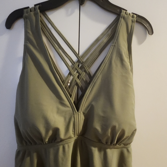 NWT- Aqua Eve Green Tummy Control bathing suit top. Size 12W.. $12 - Picture 11 of 13